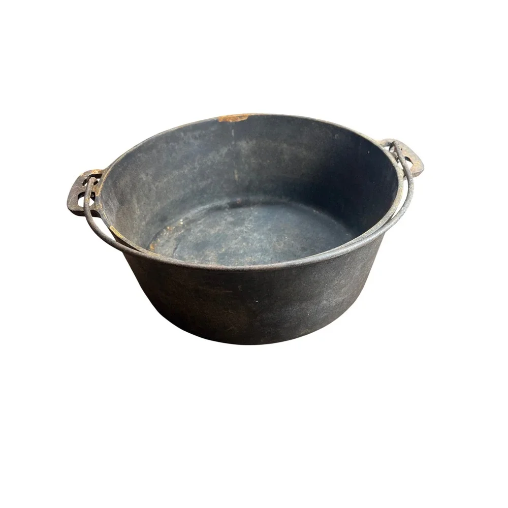 Vintage Unmarked  Cast Iron Dutch Oven No Lid 8Y
